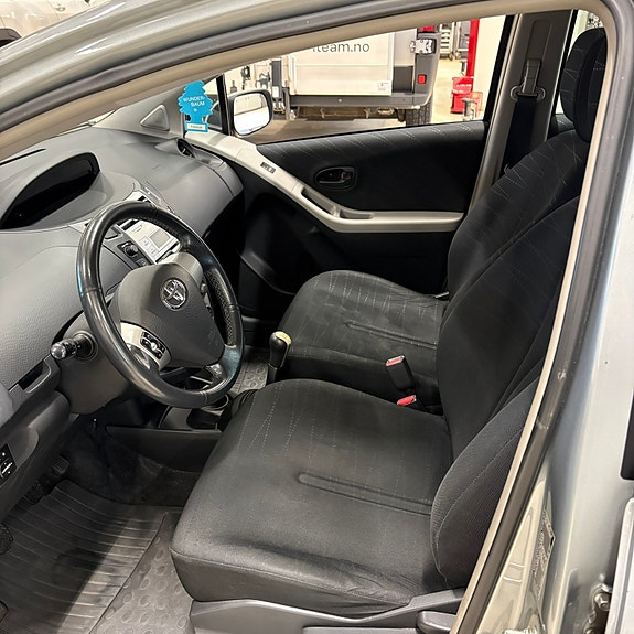 Toyota Yaris 7 of 11