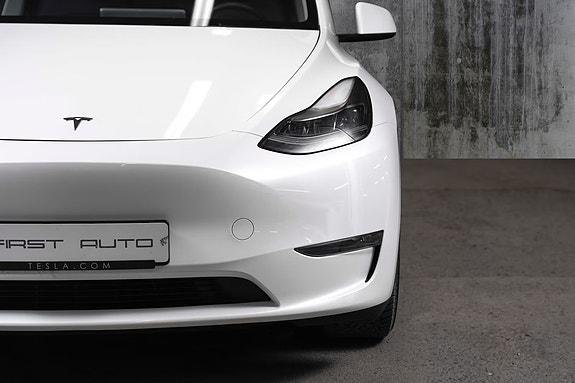 Tesla Model Y 4 of 5