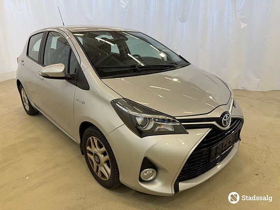 Toyota YARIS HYBRID 3 of 5