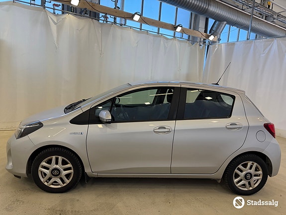 Toyota YARIS HYBRID 4 of 5