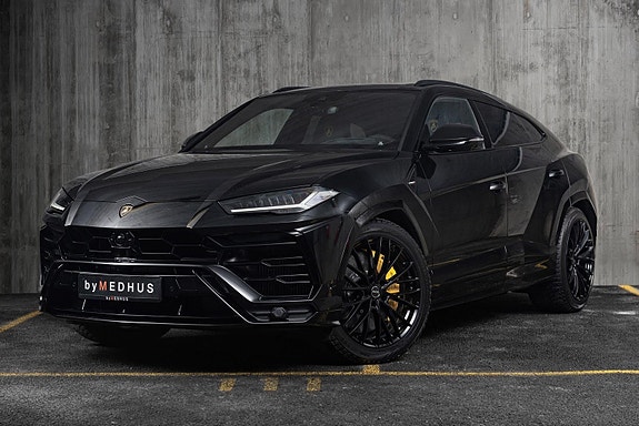 Lamborghini Urus 2 of 5