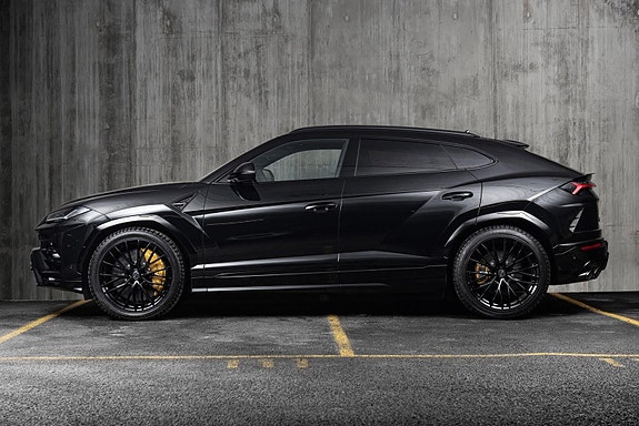Lamborghini Urus 3 of 5