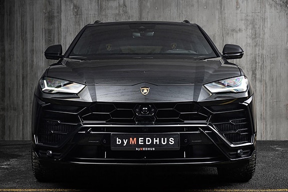 Lamborghini Urus 4 of 5