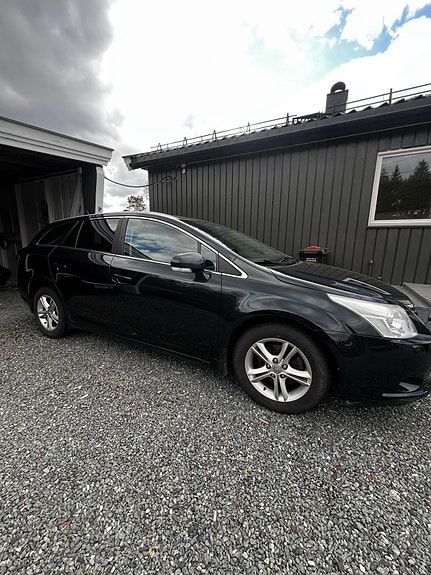 Toyota Avensis 2 of 5