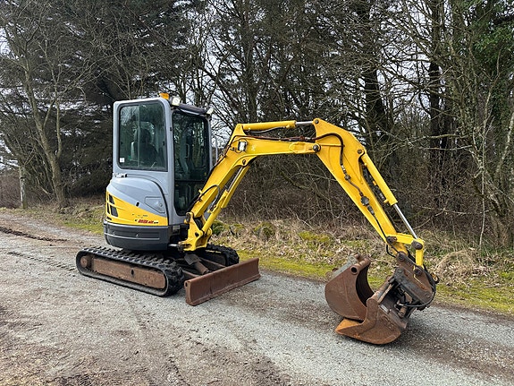 New Holland E 22.2 SR - MVA FRI - 2500 KG - 2 STK SKUFFER - 3240 TIMER - S40 HK FESTE