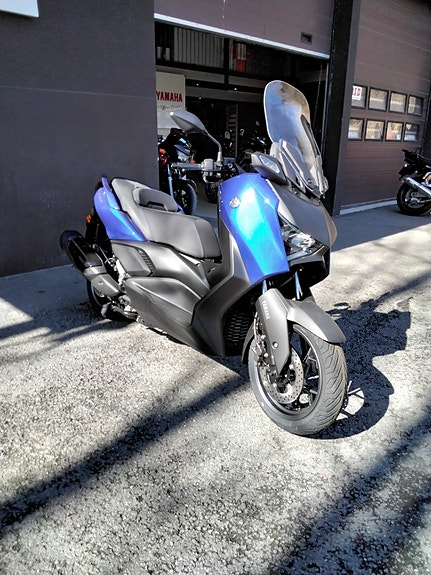 Yamaha XMAX 300 2 of 6