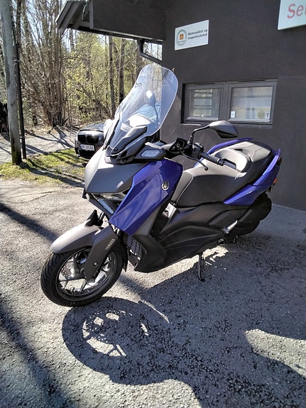 Yamaha XMAX 300 4 of 6