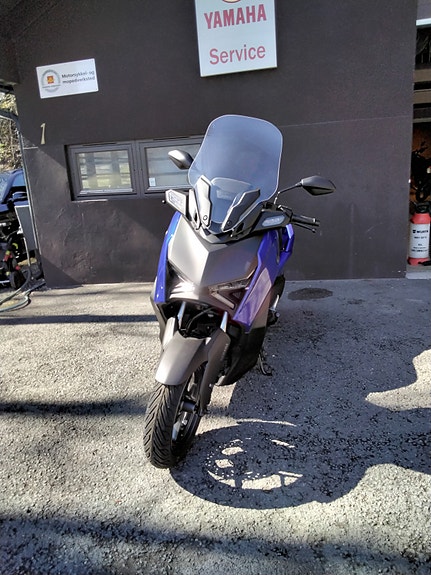Yamaha XMAX 300 3 of 6