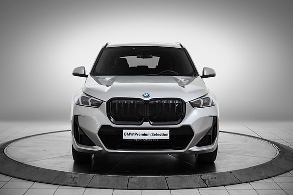 BMW iX1 8 of 23