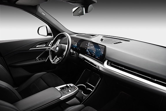 BMW iX1 11 of 23