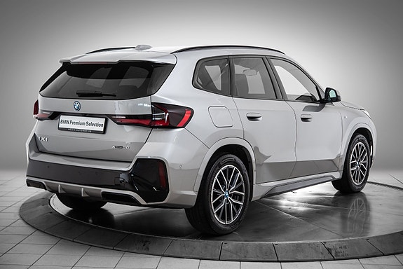 BMW iX1 5 of 23