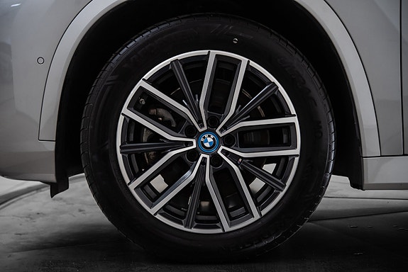 BMW iX1 10 of 23