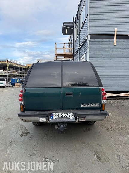 Chevrolet Suburban 4 of 14