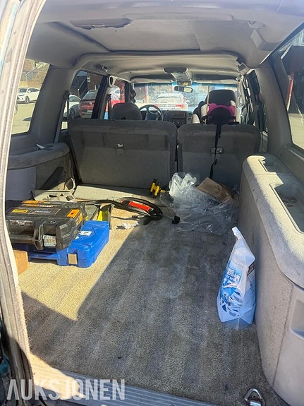 Chevrolet Suburban 13 of 14