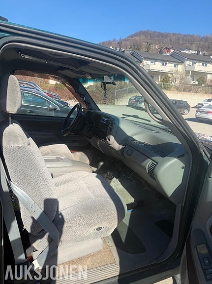 Chevrolet Suburban 11 of 14