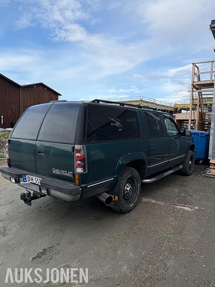 Chevrolet Suburban 3 of 14
