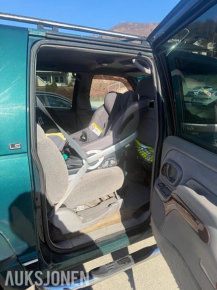 Chevrolet Suburban 12 of 14