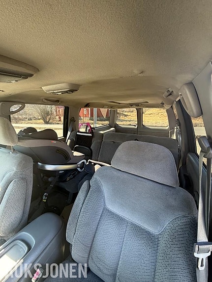 Chevrolet Suburban 9 of 14