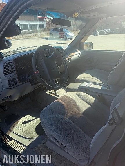 Chevrolet Suburban 5 of 14