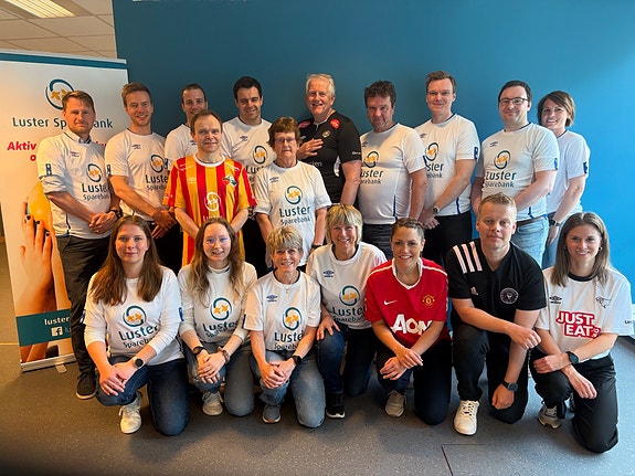 Nokre av dei tilsette og banken sitt styre på Fotballtrøyefredag.