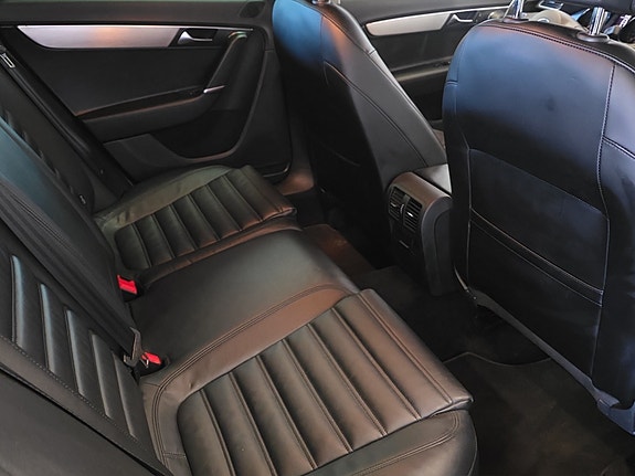 Volkswagen Passat 12 of 21