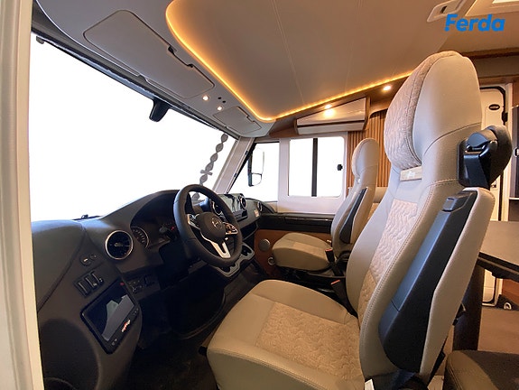 Carthago C-Tourer 145 LE | Mercedes | 705 CM | Enkle Senger 3 of 5