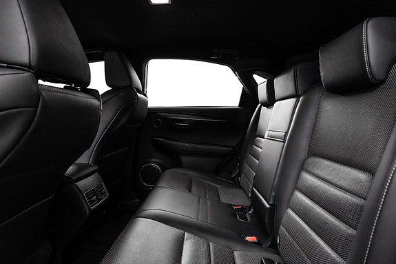 Lexus NX300h 4 of 5