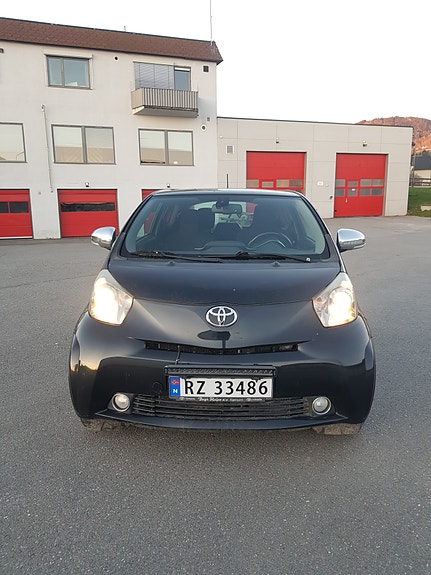 Toyota IQ 2 of 5