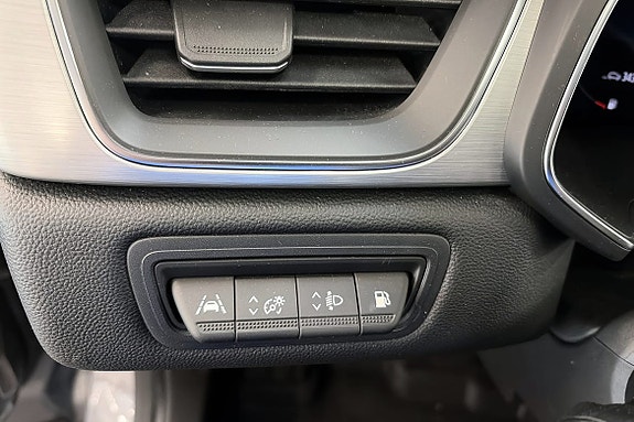 Moderne kontrollpanel med knapper for parkering og kjøresikkerhetssystemer.