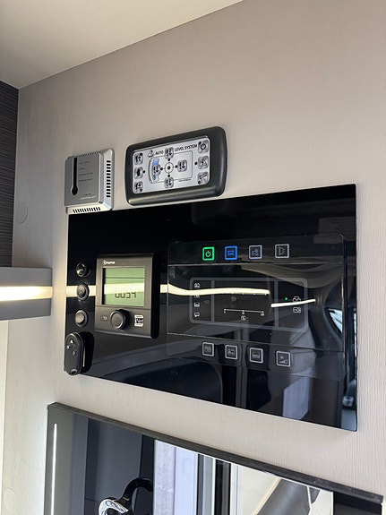 Challenger Sirius 2060 | Hydrauliske bein | Inverter | Solcellepanel |Lithium | Ledbar 16 of 25
