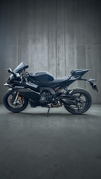 Yamaha R 9 2 of 5