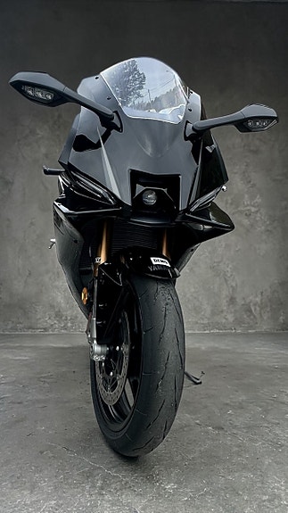 Yamaha R 9 4 of 5