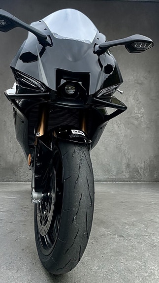 Yamaha R 9 3 of 5