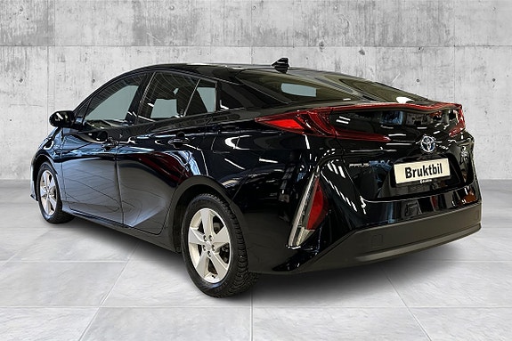 Toyota Prius Plug-in Hybrid 2 of 5