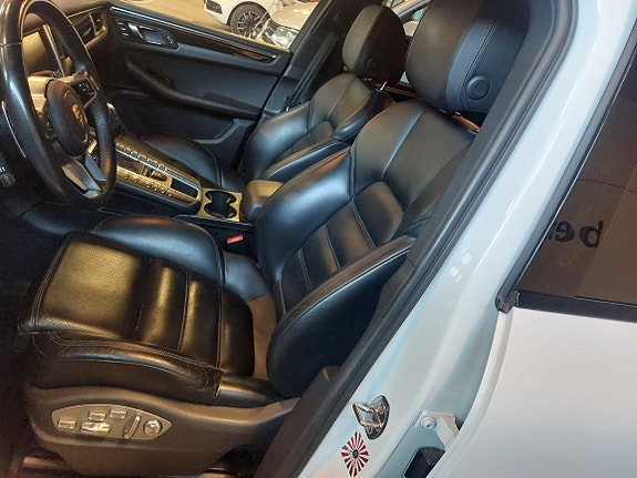 Porsche Macan 4 of 5