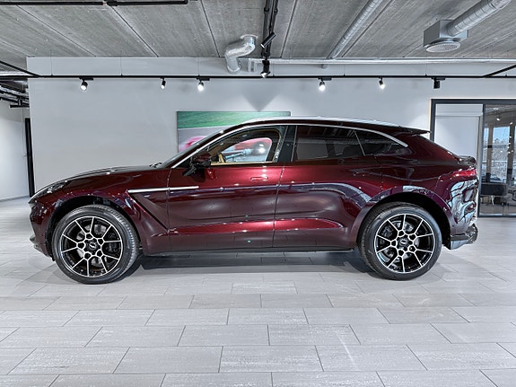 Aston Martin DBX 4 of 5