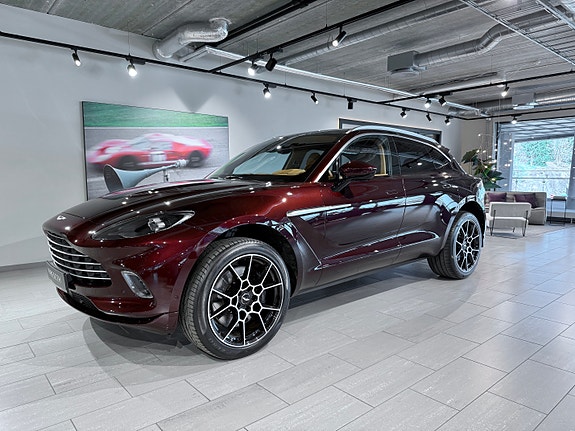 Aston Martin DBX 3 of 5