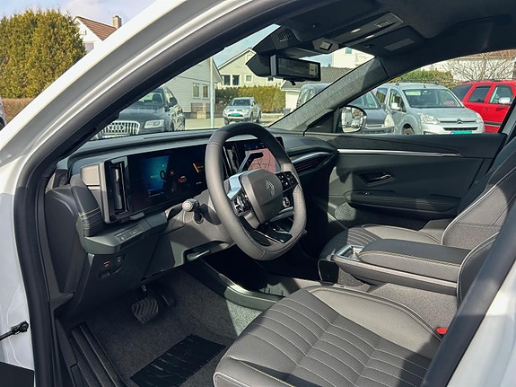 Renault Scenic E-Tech 12 of 30