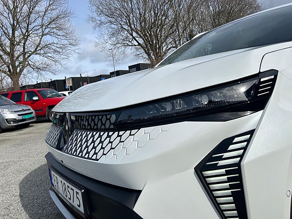 Renault Scenic E-Tech 10 of 30