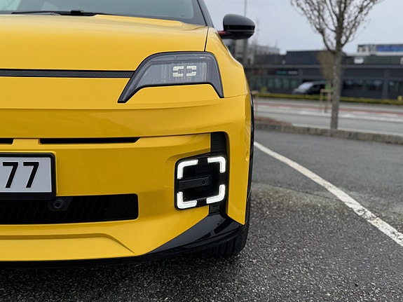 Renault 5 E-Tech 14 of 30