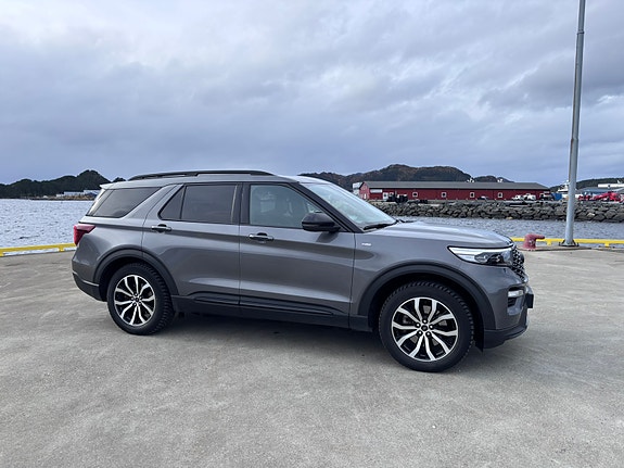 Ford Explorer 2 of 5