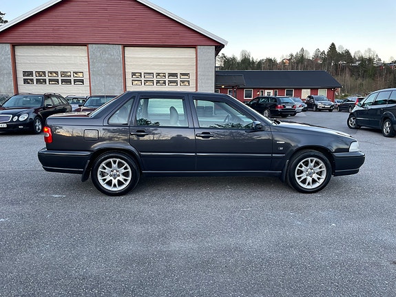 Volvo S70 2 of 5