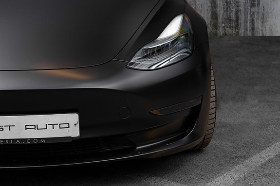 Tesla Model 3 4 of 5