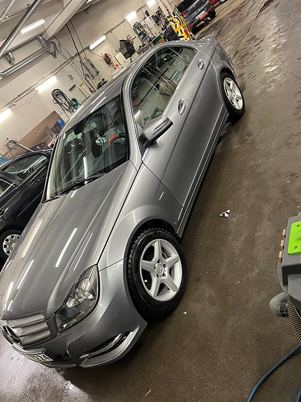 Mercedes-Benz C180 2 of 24