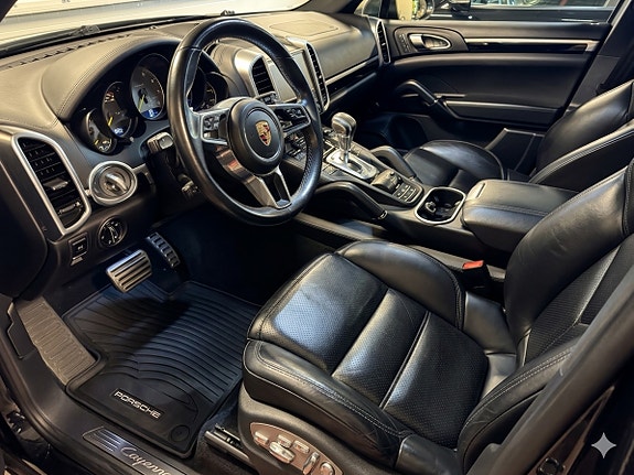 Porsche Cayenne 4 of 9