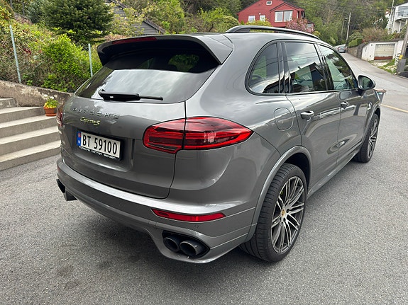 Porsche Cayenne 3 of 9