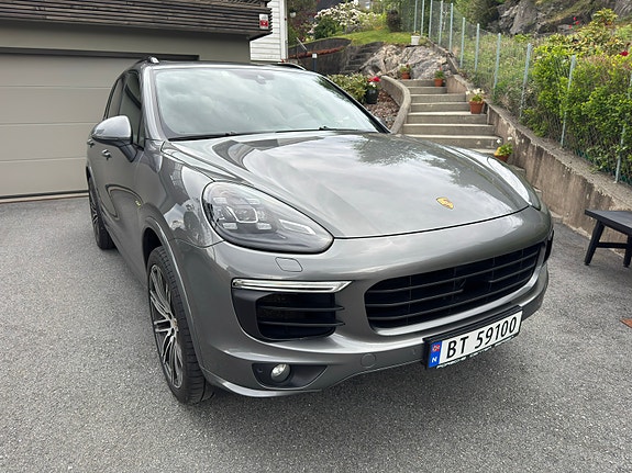 Porsche Cayenne 2 of 9