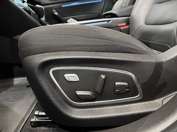 Elektrisk justerbare seter med ergonomisk design for optimal komfort.