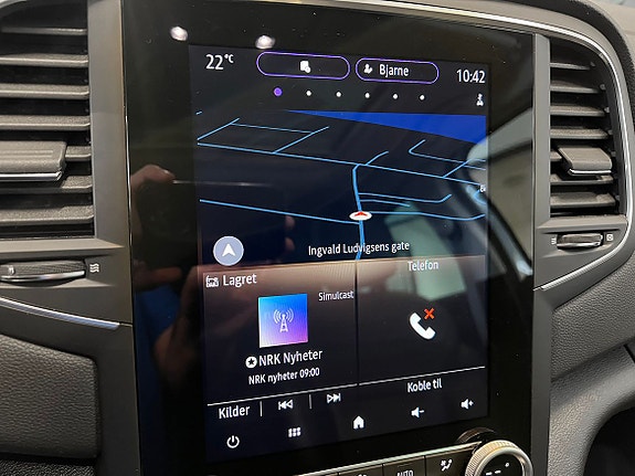 Touchskjerm med integrert navigasjon og smart tilkobling via Android Auto/ Carplay