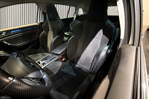 Sporty Alcantara-seter og moderne design gir aktiv kjøreopplevelse.